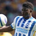 Hayden Hakney escapa da bola contra o Leeds United