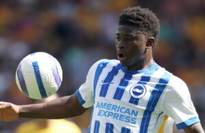 A alternativa ideal para Carlos Baleba, do Man Utd Hayden Hakney escapa da bola contra o Leeds United