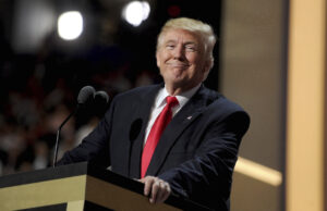 A autopromoção de Trump pode aumentar sua taxa de hipoteca O investidor bilionário William Ackman aplaude o presidente Donald Trump parece falar com o clube econômico de Nova York em Nova York Hilton Midtown em Nova York, terça -feira, 12 de novembro de 2019. (App