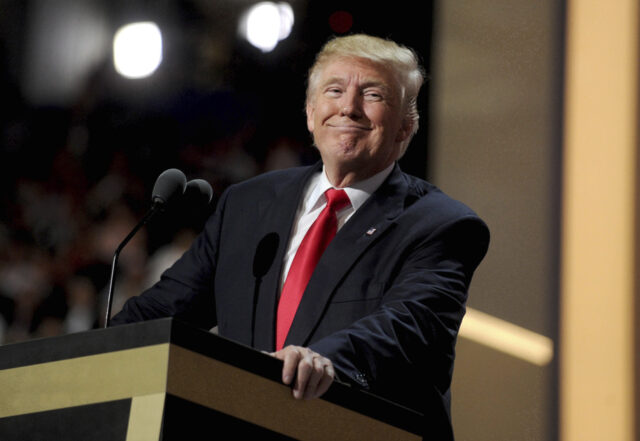 O investidor bilionário William Ackman aplaude o presidente Donald Trump parece falar com o clube econômico de Nova York em Nova York Hilton Midtown em Nova York, terça -feira, 12 de novembro de 2019. (App
