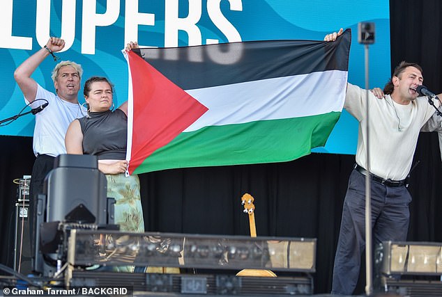 A banda irlandesa é escoltada do palco de um festival A banda folclórica irlandesa The Mary Wallopers foi retirada do palco em um festival do Reino Unido depois de iniciar um canto pró-palestino