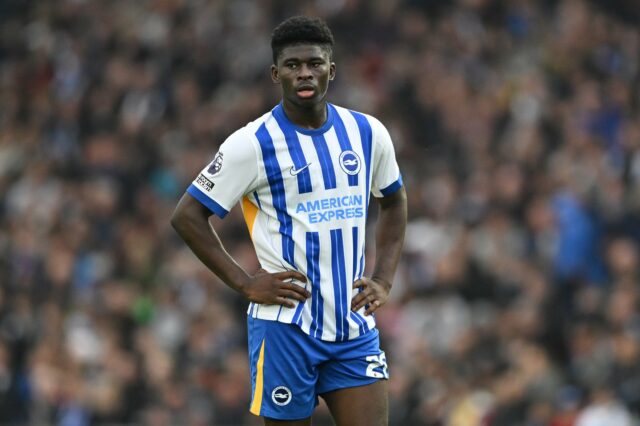 Carlos Baleba faz uma volta depois de marcar para Brighton.