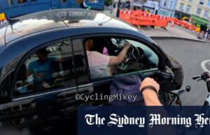 A bicicleta de Cycling Watching colide com um carro A bicicleta de Cycling Watching colide com um carro