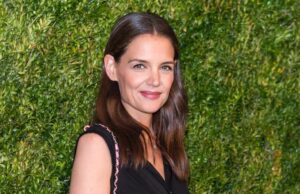 A bolsa de cubo de Katie Holmes contém todos os seus elementos essenciais na aparência de março A bolsa de cubo de Katie Holmes contém todos os seus elementos essenciais na aparência de março