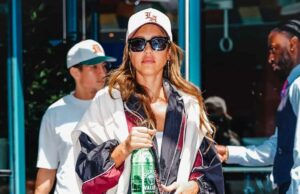 A bolsa vermelha Chanel Red Sweet Chanel de Jessica Alba está pronta para o outono. Recriar o visual A bolsa vermelha Chanel Red Sweet Chanel de Jessica Alba está pronta para o outono. Recriar o visual
