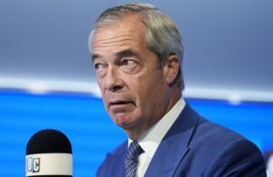 A briga do Labor Reignite com Nigel Farage como ministro do Ministério do Interior, Jess Phillips, diz que a Reforma UK está “fortalecendo Jimmy Saviles de hoje” O trabalho voltou a se aventurar uma linha de Nigel Farage, afirmando a reforma da promessa do Reino Unido para abolir os riscos on-line de leis de segurança que dão 'moderno Jimmy Saviles' Modern Jimmy Saviles '