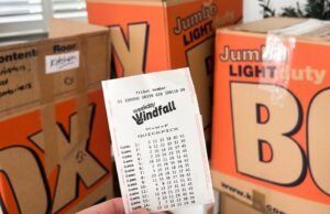 A busca de passaporte de Melbourne Man descobre US $ 1 milhão vencedora de ingresso Imagem do bilhete de loteria com caixas em movimento.