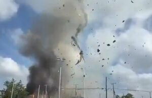 A câmera captura o acidente de carro na construção da Carolina do Norte, causando uma enorme explosão Explosão de Wilmington