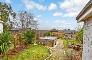 A casa de três camas onde o assassino A casa conjugal de Wayne Couzens entrou no mercado por £ 280.000 - completa com uma banheira de hidromassagem que ele construiu no quintal (foto)