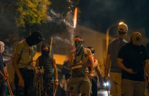 A cidade espanhola proíbe os festivais religiosos muçulmanos que provocam um grito furioso quando o estresse dos migrantes ameaçam ferver depois que a cidade vizinha foi abalada por tumultos Isso será menos de um mês depois que várias pessoas ficaram feridas sob rebelião anti-migrante na vizinha Torre Pacheco, quando um aposentado foi derrotado por três homens marroquinos