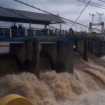 A condição atual do estado da barragem de Katulampa depois que Bogor foi espancada pela chuva desde ontem