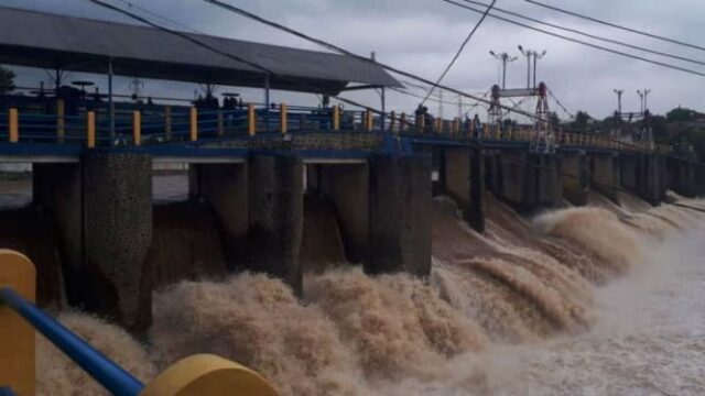 A condição atual do estado da barragem de Katulampa depois que Bogor foi espancada pela chuva desde ontem

