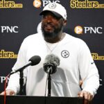 O principal treinador Steelers, Mike Tomlin, fala durante uma conferência de imprensa após a abertura da pré -temporada da equipe no sábado contra o Jaguars em Jacksonville, na Flórida.