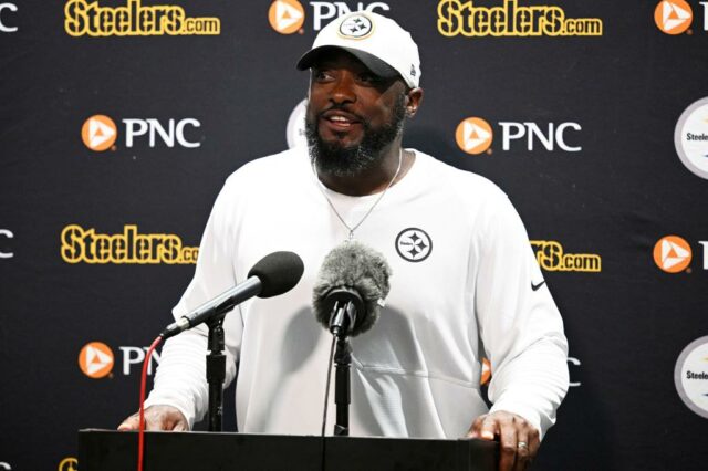 O principal treinador Steelers, Mike Tomlin, fala durante uma conferência de imprensa após a abertura da pré -temporada da equipe no sábado contra o Jaguars em Jacksonville, na Flórida.