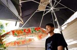 A conta de gás e eletricidade do homem da Califórnia tem cerca de 90 dólares por mês. Então ele faz isso Soo Hom detém um painel de espuma com o qual ele cobre suas janelas para regular a temperatura e manter sua conta de energia em 21 de julho de 2025 em San Diego, Califórnia, em sua casa universitária. (KC Alfred / The San Diego Union-Tribune)