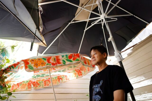 Soo Hom detém um painel de espuma com o qual ele cobre suas janelas para regular a temperatura e manter sua conta de energia em 21 de julho de 2025 em San Diego, Califórnia, em sua casa universitária. (KC Alfred / The San Diego Union-Tribune)