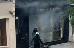 A cortina de fumaça frustrou uma gangue de ladrões que usam martelos, de invadir os elegantes penhoristas do Chelsea, favorecidos por muitas celebridades. Imagens dramáticas mostram os ladrões, que foram mascarados por seus capacetes de motocicleta, entram