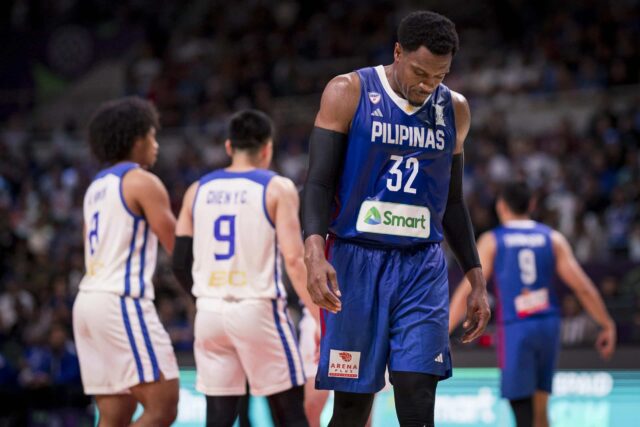 Gilas Pilipinas 'Justin Brownlee' durante um jogo contra a China Taipei na Copa Asiática da FIBA de 2025.