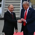 O presidente Donald Trump e o presidente russo Vladimir Putin, onde estão criteriosos quando se cumprimentaram em Anchorage, no Alasca, na sexta -feira