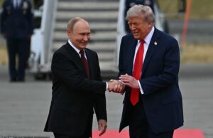 A diferença surpreendente entre os apertos de abertura e fechamento de Trump com Putin O presidente Donald Trump e o presidente russo Vladimir Putin, onde estão criteriosos quando se cumprimentaram em Anchorage, no Alasca, na sexta -feira