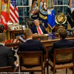O presidente Trump abordou os líderes mundiais por trás da mesa resoluta no Salão Oval na segunda -feira, provocando especulações de que ele estava tentando encobrir seus tornozelos inchados