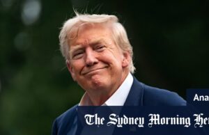 A economia dos EUA continua se arrastando. Nem todos devem um pedido de desculpas de Trump? Um pedestre continua com a bolsa de compras da Macy's Inc. em Nova York na terça -feira.