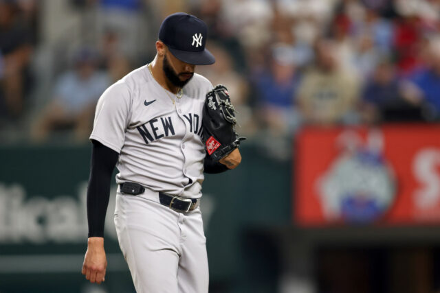 A emissora Legendi Yankees tem Devin Williams aviso para Aaron Boon

