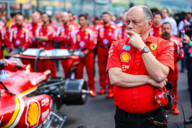 A equipe F1 F1 F4 F1 F1 exigiu uma caça à chave de mudança

