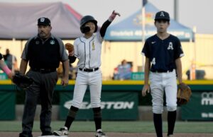 A equipe da Little League de Menlo Park cai para o sul da Califórnia na final da região oeste da região O Jacob Yun von Golden Hill (Fullerton) forçou Derek Armstrong pela Alpine Little League (norte da Califórnia) durante seu jogo semi -final em San Bernardino na quarta -feira, 6 de agosto de 2025. (James Quigg, fotógrafo contribuinte)
