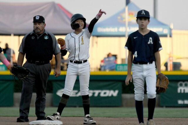 O Jacob Yun von Golden Hill (Fullerton) forçou Derek Armstrong pela Alpine Little League (norte da Califórnia) durante seu jogo semi -final em San Bernardino na quarta -feira, 6 de agosto de 2025. (James Quigg, fotógrafo contribuinte)
