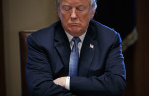 A equipe de Trump é espancada por um juiz por um “alojamento” de enfermidade Arquivo - Audio Strauss, agente advogado dos EUA no Distrito Sul de Nova York, aponta para uma foto de Jeffrey e Ghislaine Maxwell, em entrevista coletiva em Nova York 2, 2020. (AP Photo / John Minchillo File)