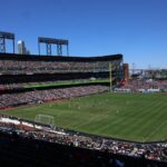 A equipe do SF Giants Giants transforma o Oracle Park para hospedar o Bay FC em uma partida recorde
