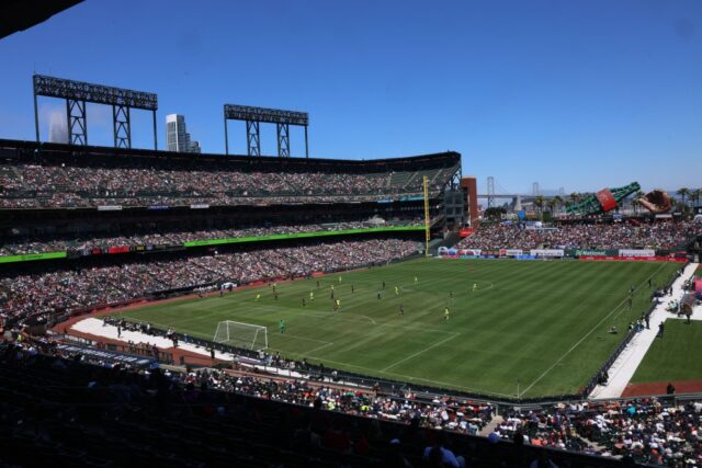 A equipe do SF Giants Giants transforma o Oracle Park para hospedar o Bay FC em uma partida recorde



