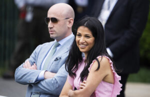 A esposa de Stephen Miller acha que você precisa ouvir sobre a vida dela Katie Miller fica no jantar em senadores republicanos no jantar estadual da Casa Branca, sexta -feira, 18 de julho de 2025 em Washington. (AP Photo / Alex Brandon)