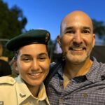 SGT. Elisheva Rose Ida Lubin, 20, (à esquerda) foi esfaqueada até a morte por um garoto de 16 anos em novembro de 2023, enquanto patrulhava a cidade antiga de Jerusalém com outros dois policiais. Seu pai, David Lubin (à direita), ainda está sofrendo sua morte