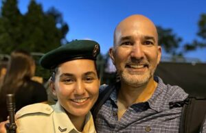 A esposa de um magnata esnobe provoca um vizinho judeu sobre a morte de sua filha enquanto ela servia com exército israelense SGT. Elisheva Rose Ida Lubin, 20, (à esquerda) foi esfaqueada até a morte por um garoto de 16 anos em novembro de 2023, enquanto patrulhava a cidade antiga de Jerusalém com outros dois policiais. Seu pai, David Lubin (à direita), ainda está sofrendo sua morte