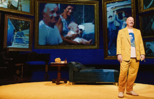 A estréia da Broadway de Jeff Rosster: The Roastmaster, deixando a política fora do palco, cantando ao vivo e abraçando seu lado sério A estréia da Broadway de Jeff Rosster: The Roastmaster, deixando a política fora do palco, cantando ao vivo e abraçando seu lado sério