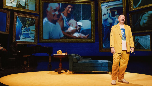 A estréia da Broadway de Jeff Rosster: The Roastmaster, deixando a política fora do palco, cantando ao vivo e abraçando seu lado sério

