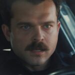 A estrela de 'Armas' Alden Ehrenreich sobre o desempenho do bigode, sombreamento da polícia e a mensagem de terror atingiu a violência armada