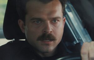 A estrela de ‘Armas’ Alden Ehrenreich sobre o desempenho do bigode, sombreamento da polícia e a mensagem de terror atingiu a violência armada A estrela de 'Armas' Alden Ehrenreich sobre o desempenho do bigode, sombreamento da polícia e a mensagem de terror atingiu a violência armada