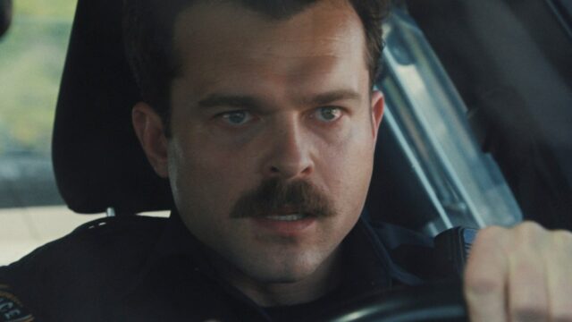 A estrela de 'Armas' Alden Ehrenreich sobre o desempenho do bigode, sombreamento da polícia e a mensagem de terror atingiu a violência armada

