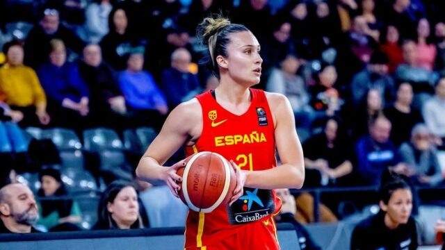 A estrela do basquete espanhol Martha Canela se concentrou no "trabalho em equipe" para ajudar a desenvolver o jogo entre os alunos da Índia

