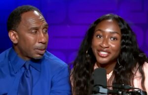 A filha de Stephen A. Smith as assa (e sua linha do cabelo) em seu podcast A filha de Stephen A. Smith as assa (e sua linha do cabelo) em seu podcast