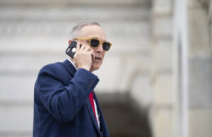 A filha do Laborgator do Partido Republicano foge do escritório ao dizer que as mulheres não A filha do Laborgator do Partido Republicano foge do escritório ao dizer que as mulheres não