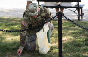 A intrusão das forças armadas de Trump está arrumando DC- essencialmente Soldados da Guarda Nacional Armada da Patrulha da Virgínia Ocidental O shopping, perto do Departamento do Trabalho, em Washington, onde é exibido um pôster do presidente Donald Trump, terça -feira, 26 de agosto de 2025. (AP Photo/J. Scott Applewhite)