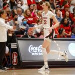 O atacante de Sparks Cameron Brink já está apresentado em Los Angeles durante um jogo de basquete da WNBA contra o Las Vegas Aces no domingo, 9 de junho de 2024. (AP Photo/Ryan Sun)