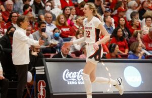 A lenda de Stanford Vanderveer explica por que a Cameron Brink de Sparks, finalmente saudável, tem um potencial “ilimitado” O atacante de Sparks Cameron Brink já está apresentado em Los Angeles durante um jogo de basquete da WNBA contra o Las Vegas Aces no domingo, 9 de junho de 2024. (AP Photo/Ryan Sun)