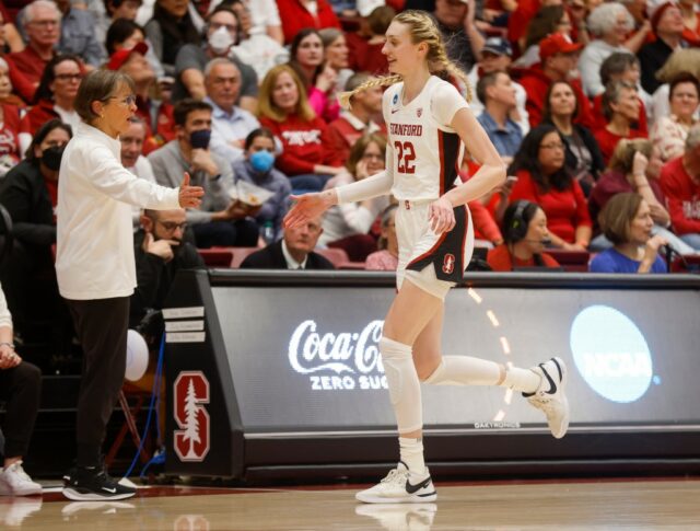 O atacante de Sparks Cameron Brink já está apresentado em Los Angeles durante um jogo de basquete da WNBA contra o Las Vegas Aces no domingo, 9 de junho de 2024. (AP Photo/Ryan Sun)