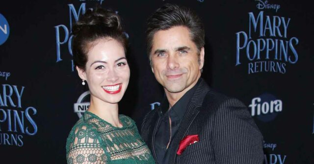 A linha do tempo de Relacionamento de John Stamos e Caitlin McChugh




