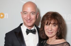 A mãe de Jeff Bezos, Jackie, morta aos 78 anos após a Batalha de Demência Histórico da capa do casamento de Bezos Número 29